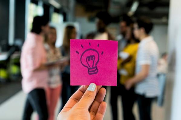 a post it with a drawing of a light bulb